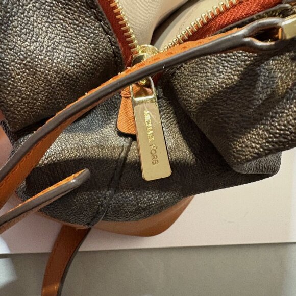 Michael Kors Savannah Large Shoulder Bag - Picture 6 of 16